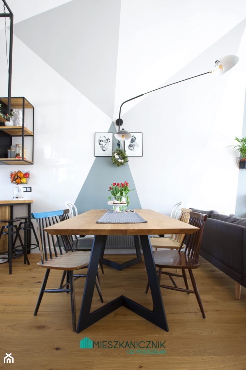 DOM POD ŁODZIĄ - Średnia biała szara jadalnia w salonie w kuchni, styl skandynawski - zdjęcie od Piotr Motrenko