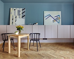 Klimatyczne mieszkanie na Pradze - Mały biały niebieski salon z jadalnią, styl minimalistyczny - zdjęcie od Piotr Motrenko - Homebook