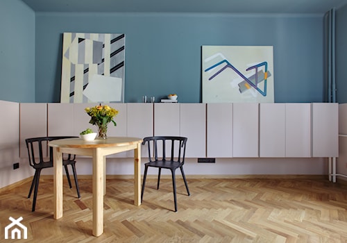 Klimatyczne mieszkanie na Pradze - Mały biały niebieski salon z jadalnią, styl minimalistyczny - zdjęcie od Piotr Motrenko