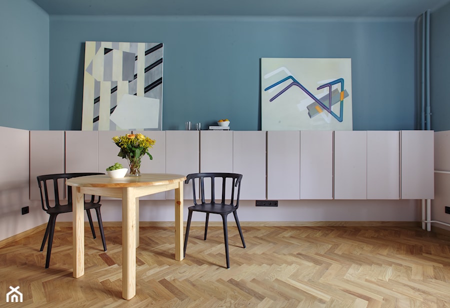 Klimatyczne mieszkanie na Pradze - Mały biały niebieski salon z jadalnią, styl minimalistyczny - zdjęcie od Piotr Motrenko