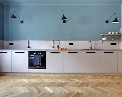 Klimatyczne mieszkanie na Pradze - Duża otwarta z salonem z kamiennym blatem biała niebieska z zabud ... - zdjęcie od Piotr Motrenko - Homebook