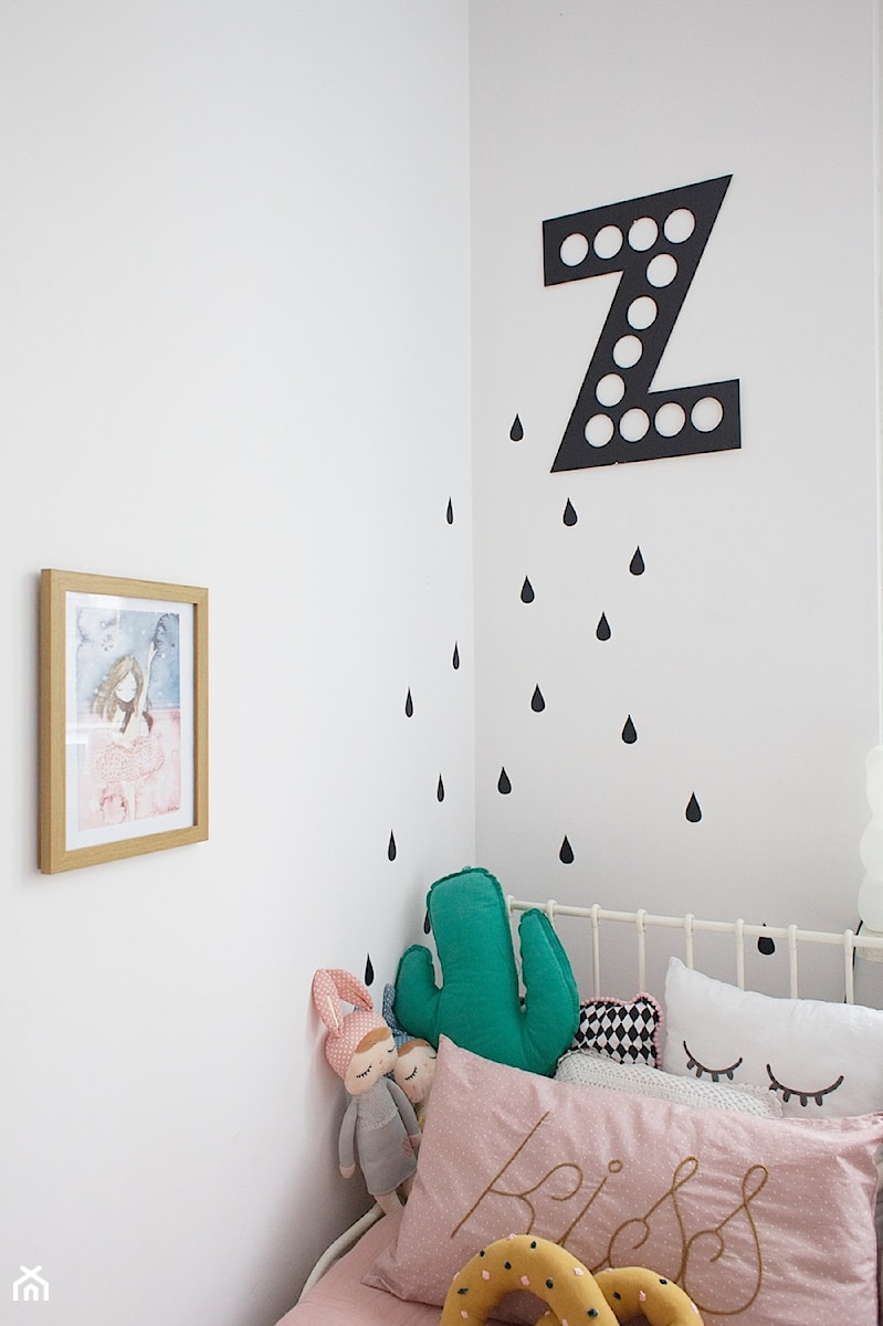 MIESZKANIE PEŁNE BIELI - Mały szary pokój dziecka dla dziecka dla dziewczynki - zdjęcie od Piotr Motrenko