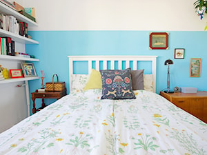 PEŁNE KOLORÓW MIESZKANIE NA WARSZAWSKIM NATOLINIE - Średnia biała niebieska szara sypialnia - zdjęcie od Piotr Motrenko