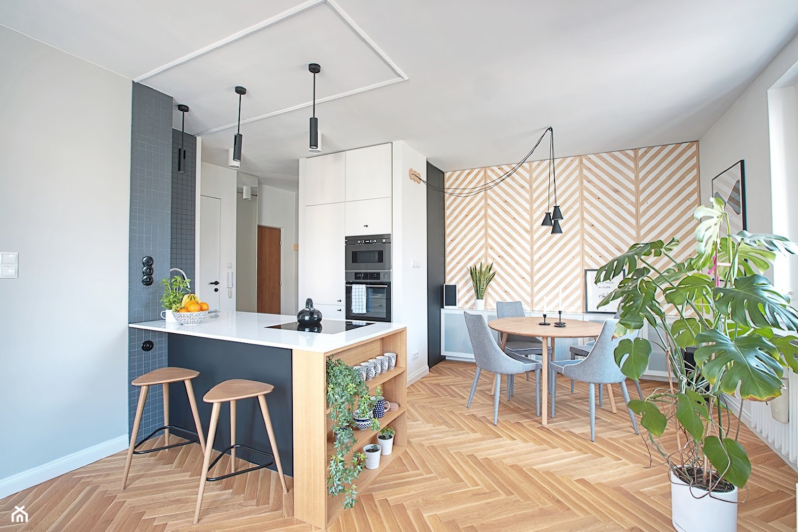 NOWE MIESZKANIE NA SASKIEJ KĘPIE - Średni biały salon z kuchnią z jadalnią, styl nowoczesny - zdjęcie od Piotr Motrenko - Homebook