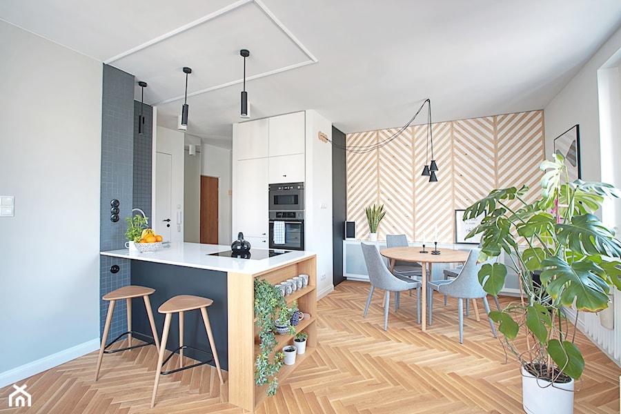 NOWE MIESZKANIE NA SASKIEJ KĘPIE - Średni biały salon z kuchnią z jadalnią, styl nowoczesny - zdjęcie od Piotr Motrenko