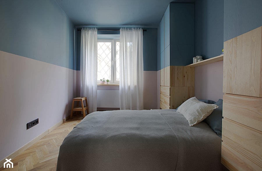 Klimatyczne mieszkanie na Pradze - Mała niebieska szara sypialnia, styl minimalistyczny - zdjęcie od Piotr Motrenko