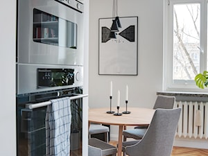 NOWE MIESZKANIE NA SASKIEJ KĘPIE - Średnia otwarta biała z zabudowaną lodówką kuchnia jednorzędowa z oknem, styl nowoczesny - zdjęcie od Piotr Motrenko