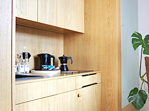 Aneks kuchenny ukryty w minimalistycznym kubiku mieszczącym łazienkę - zdjęcie od Piotr Motrenko