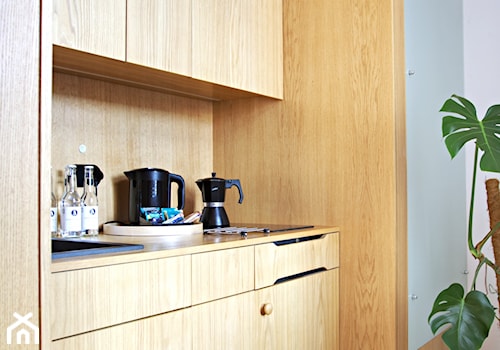 Aneks kuchenny ukryty w minimalistycznym kubiku mieszczącym łazienkę - zdjęcie od Piotr Motrenko