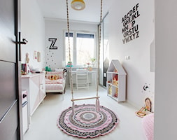 MIESZKANIE PEŁNE BIELI - Średni biały pokój dziecka dla dziecka dla dziewczynki - zdjęcie od Piotr Motrenko - Homebook