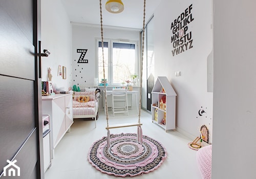 MIESZKANIE PEŁNE BIELI - Średni biały pokój dziecka dla dziecka dla dziewczynki - zdjęcie od Piotr Motrenko