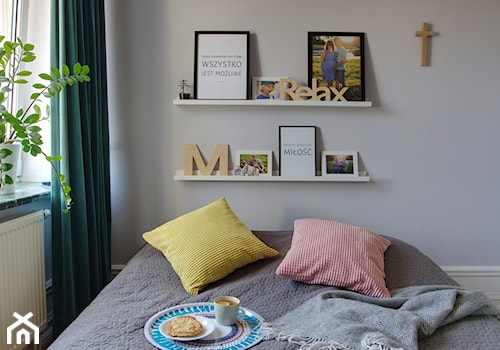 Przytulna sypialnia z kolorowymi poduszkami - zdjęcie od Piotr Motrenko