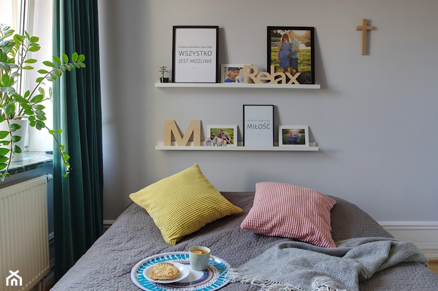 Przytulna sypialnia z kolorowymi poduszkami - zdjęcie od Piotr Motrenko