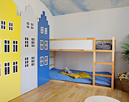 Kolorowe szafy kamieniczki - Mały biały pokój dziecka dla dziecka dla nastolatka dla chłopca dla dzi ... - zdjęcie od Piotr Motrenko - Homebook