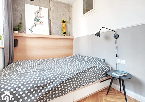 NOWE MIESZKANIE NA SASKIEJ KĘPIE - Mała biała szara sypialnia, styl nowoczesny - zdjęcie od Piotr Motrenko