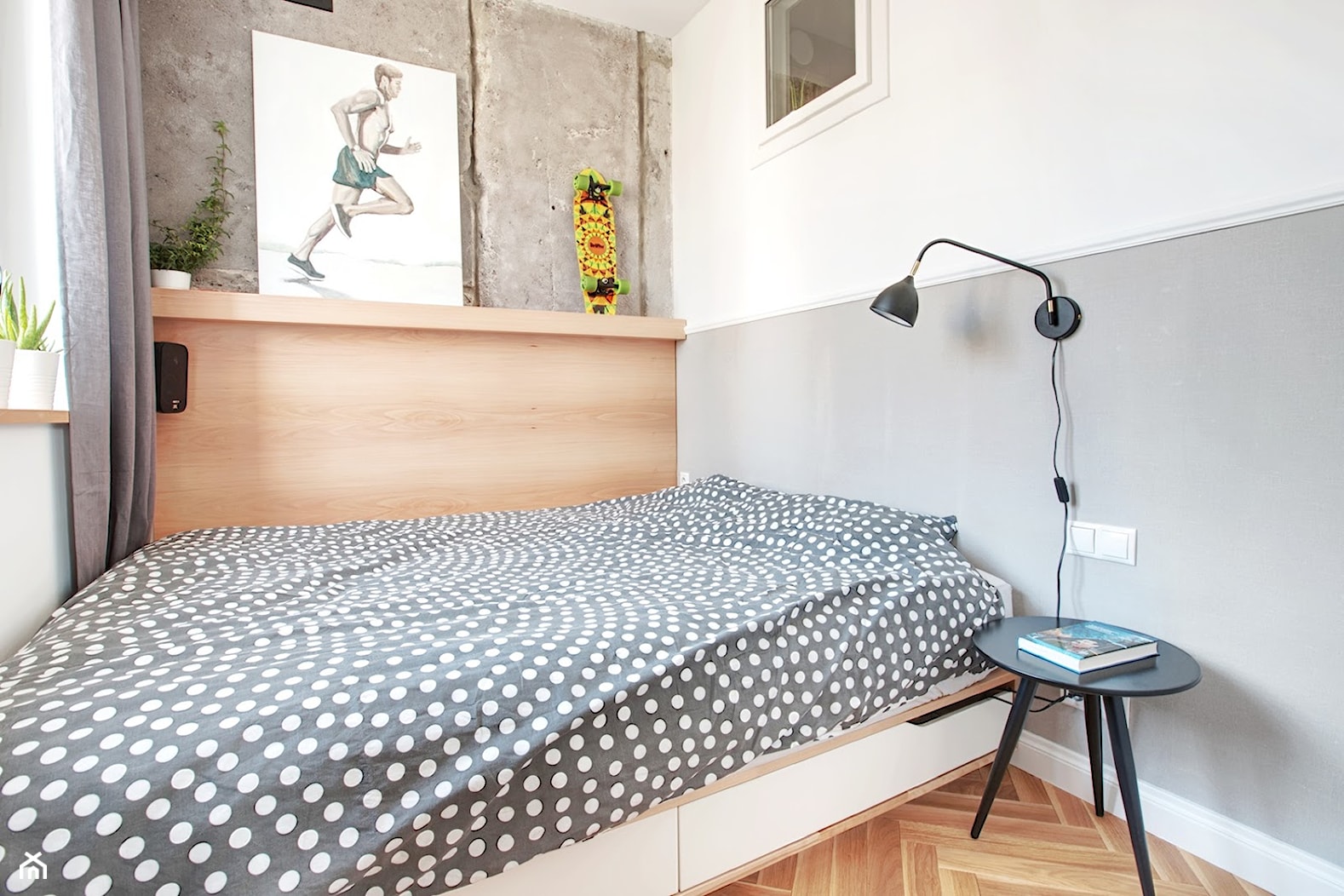 NOWE MIESZKANIE NA SASKIEJ KĘPIE - Mała biała szara sypialnia, styl nowoczesny - zdjęcie od Piotr Motrenko - Homebook
