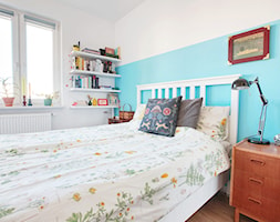 PEŁNE KOLORÓW MIESZKANIE NA WARSZAWSKIM NATOLINIE - Średnia biała niebieska sypialnia - zdjęcie od Piotr Motrenko - Homebook