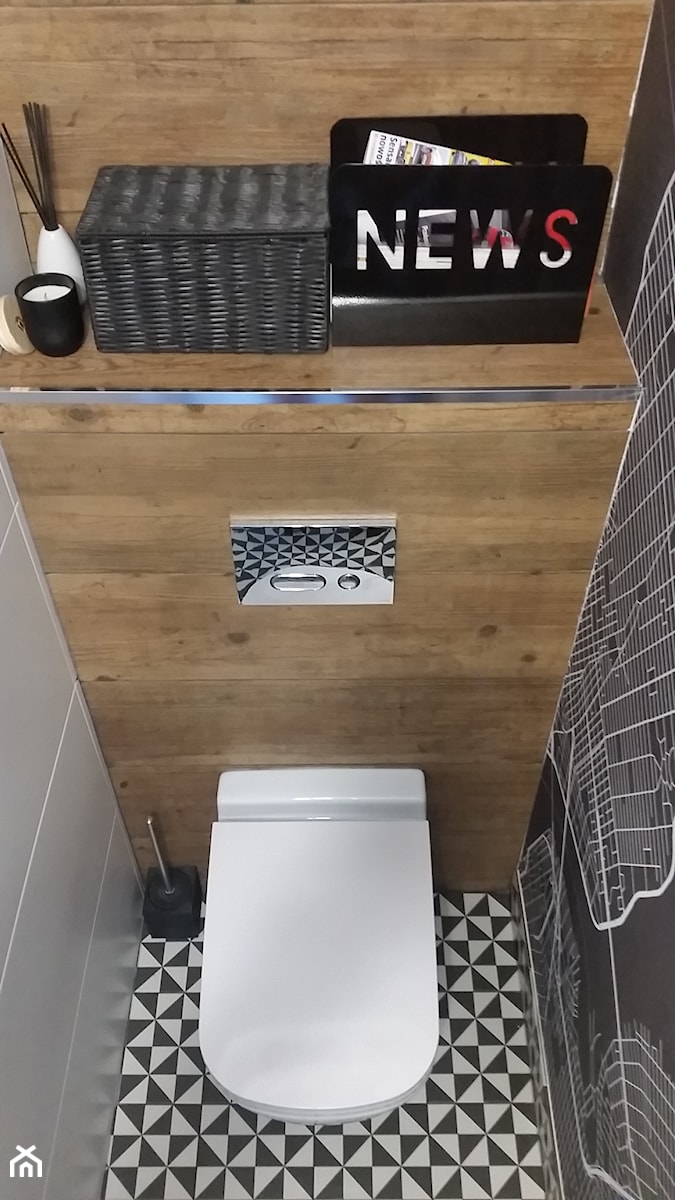 WC - Mała na poddaszu bez okna łazienka - zdjęcie od Ewi