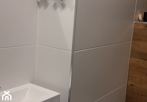 WC - Mała na poddaszu z lustrem łazienka - zdjęcie od Ewi