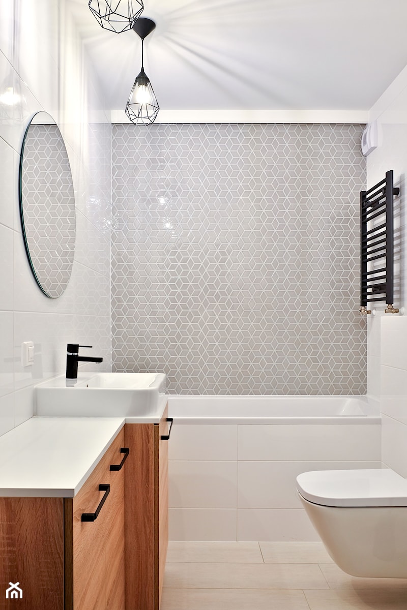 Jasna łazienka - Mała na poddaszu bez okna z lustrem łazienka, styl minimalistyczny - zdjęcie od Raw Decor