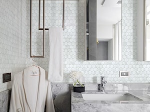 Jasna łazienka - Mała na poddaszu z lustrem łazienka z oknem, styl glamour - zdjęcie od Raw Decor