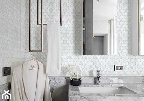 Jasna łazienka - Mała na poddaszu z lustrem łazienka z oknem, styl glamour - zdjęcie od Raw Decor