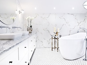 Projekt łazienki - Heksagon, duży, biały, szkliwiony - Mała na poddaszu bez okna z dwoma umywalkami łazienka, styl tradycyjny - zdjęcie od Raw Decor