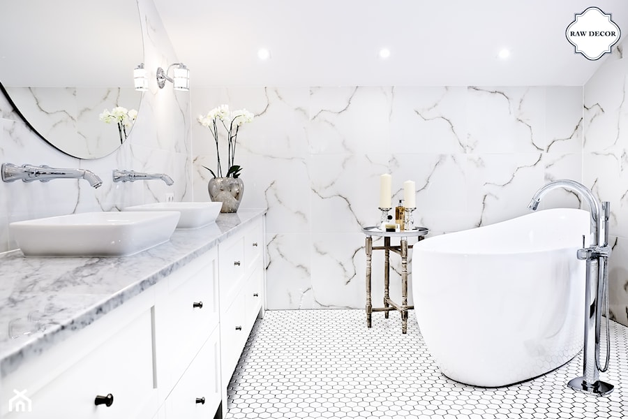 Projekt łazienki - Heksagon, duży, biały, szkliwiony - Mała na poddaszu bez okna z dwoma umywalkami łazienka, styl tradycyjny - zdjęcie od Raw Decor