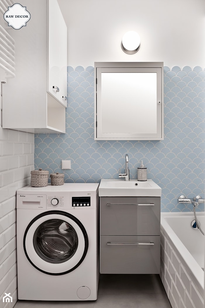 Realizacja łazienki - Flabellum Light Blue - Mała na poddaszu bez okna z pralką / suszarką z lustrem łazienka, styl nowoczesny - zdjęcie od Raw Decor - Homebook