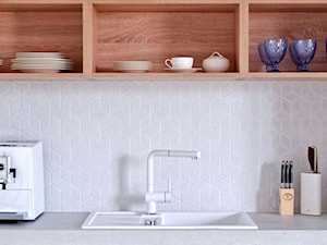Mozaika nad blatem w kuchni - Mała zamknięta z kamiennym blatem szara z lodówką wolnostojącą z nablatowym zlewozmywakiem kuchnia jednorzędowa - zdjęcie od Raw Decor