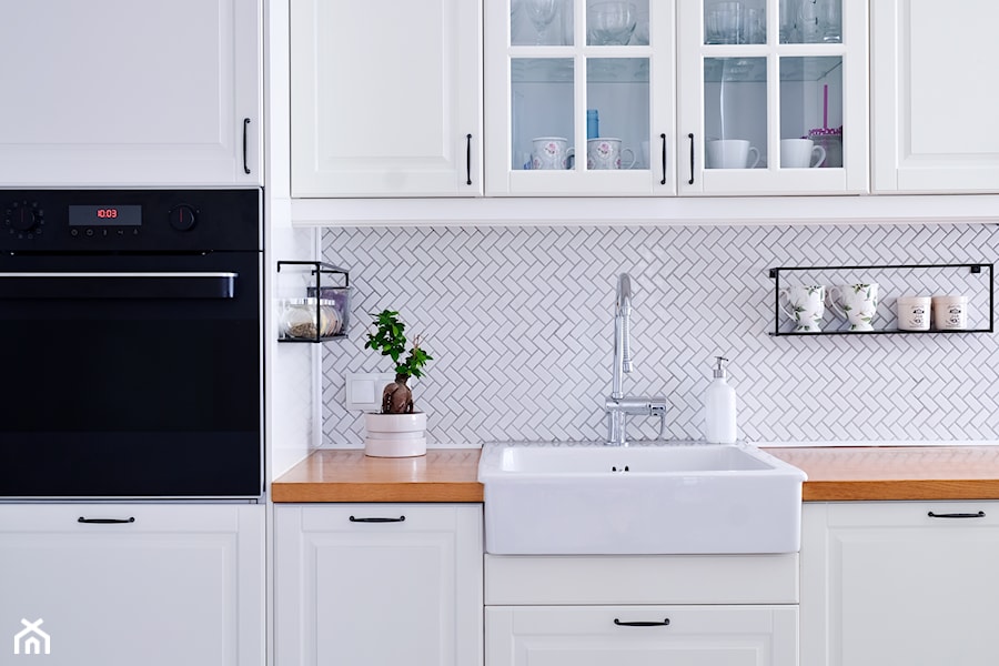 Mozaika nad blatem w kuchni - Mała zamknięta biała z zabudowaną lodówką z nablatowym zlewozmywakiem kuchnia jednorzędowa - zdjęcie od Raw Decor