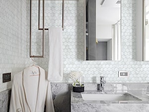 Mozaika nie tylko w łazience - Mała na poddaszu bez okna z dwoma umywalkami łazienka, styl nowoczesny - zdjęcie od Raw Decor