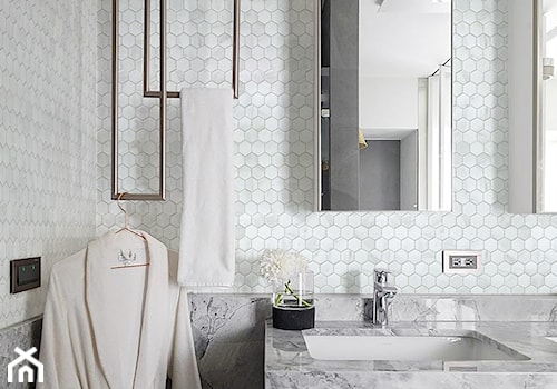 Mozaika nie tylko w łazience - Mała na poddaszu bez okna z dwoma umywalkami łazienka, styl nowoczesny - zdjęcie od Raw Decor