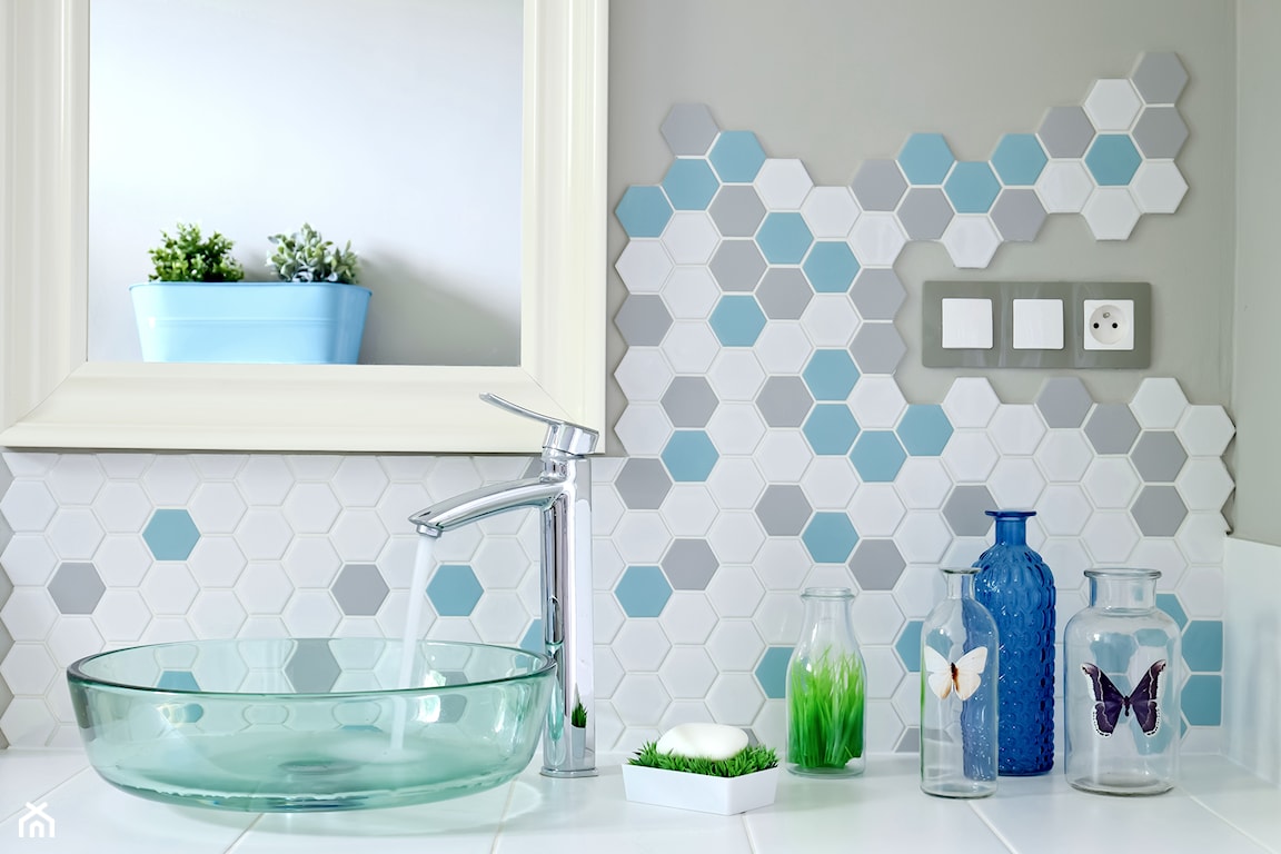 heksagony w odcieniach niebieskiego na ścianie w łazience