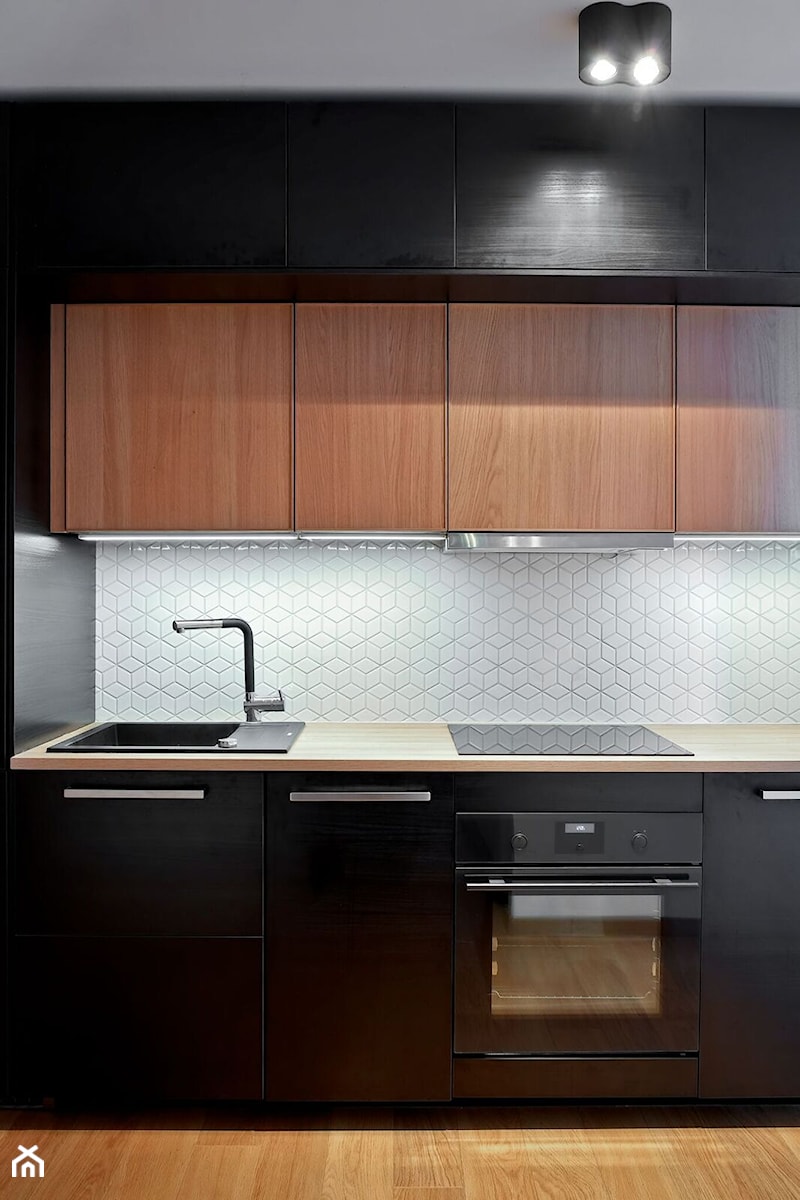 Mozaika nad blatem w kuchni - Średnia zamknięta biała czarna z zabudowaną lodówką z nablatowym zlewozmywakiem kuchnia jednorzędowa - zdjęcie od Raw Decor