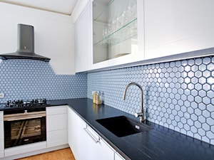 Mozaika nad blatem w kuchni - Średnia otwarta z kamiennym blatem biała szara z zabudowaną lodówką z podblatowym zlewozmywakiem kuchnia w kształcie litery l, styl nowoczesny - zdjęcie od Raw Decor
