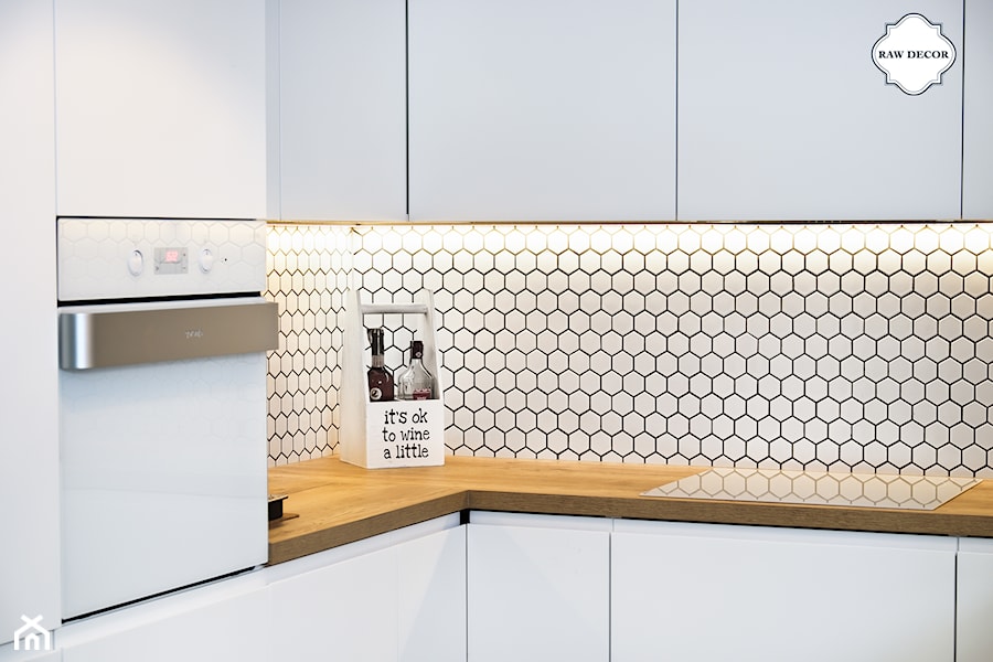 Aranżacja mozaiki - heksagon biały mat - Mała średnia otwarta zamknięta z zabudowaną lodówką kuchnia w kształcie litery l - zdjęcie od Raw Decor