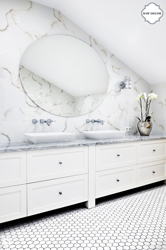 Projekt łazienki - Heksagon, duży, biały, szkliwiony - Mała na poddaszu bez okna z lustrem z dwoma umywalkami łazienka, styl tradycyjny - zdjęcie od Raw Decor - Homebook