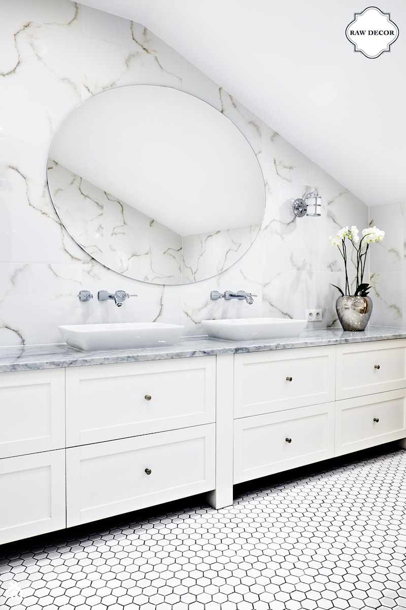 Projekt łazienki - Heksagon, duży, biały, szkliwiony - Mała na poddaszu bez okna z lustrem z dwoma umywalkami łazienka, styl tradycyjny - zdjęcie od Raw Decor