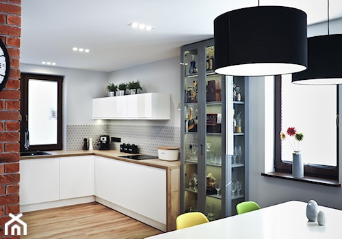 Projekt kuchni - Heksagon duży, jasnoszary, matowy - Duża otwarta biała z zabudowaną lodówką z podblatowym zlewozmywakiem kuchnia w kształcie litery l z oknem, styl skandynawski - zdjęcie od Raw Decor