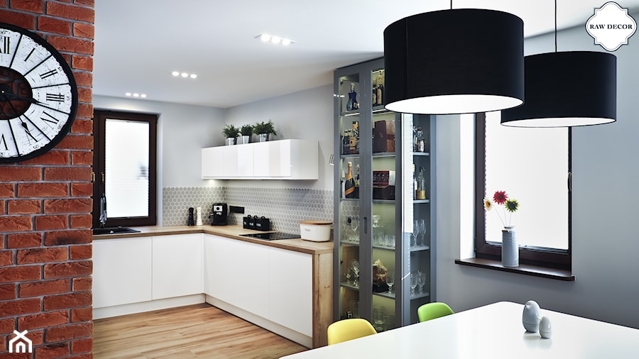 Projekt kuchni - Heksagon duży, jasnoszary, matowy - Duża otwarta biała z zabudowaną lodówką z podblatowym zlewozmywakiem kuchnia w kształcie litery l z oknem, styl skandynawski - zdjęcie od Raw Decor