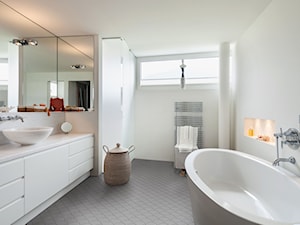 Jasna łazienka - Średnia z lustrem z punktowym oświetleniem łazienka z oknem, styl minimalistyczny - zdjęcie od Raw Decor