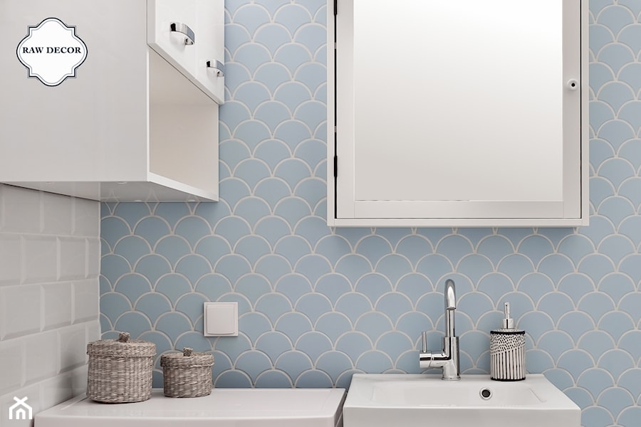 Realizacja łazienki - Flabellum Light Blue - Mała na poddaszu bez okna łazienka, styl nowoczesny - zdjęcie od Raw Decor