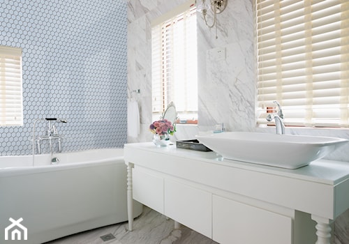 Jasna łazienka - Mała z marmurową podłogą łazienka z oknem, styl vintage - zdjęcie od Raw Decor