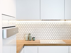 Mozaika nad blatem w kuchni - Mała zamknięta szara z zabudowaną lodówką kuchnia w kształcie litery l - zdjęcie od Raw Decor