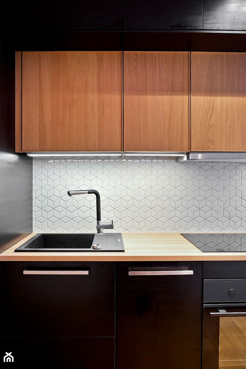 Mozaika nad blatem w kuchni - Mała zamknięta czarna szara z zabudowaną lodówką z nablatowym zlewozmywakiem kuchnia jednorzędowa - zdjęcie od Raw Decor