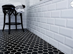 Aranżacja mozaiki w łazience - Heksagon czarny mat - Mała zamknięta z kamiennym blatem biała kuchnia w kształcie litery l - zdjęcie od Raw Decor