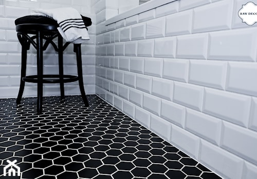 Aranżacja mozaiki w łazience - Heksagon czarny mat - Mała zamknięta z kamiennym blatem biała kuchnia w kształcie litery l - zdjęcie od Raw Decor
