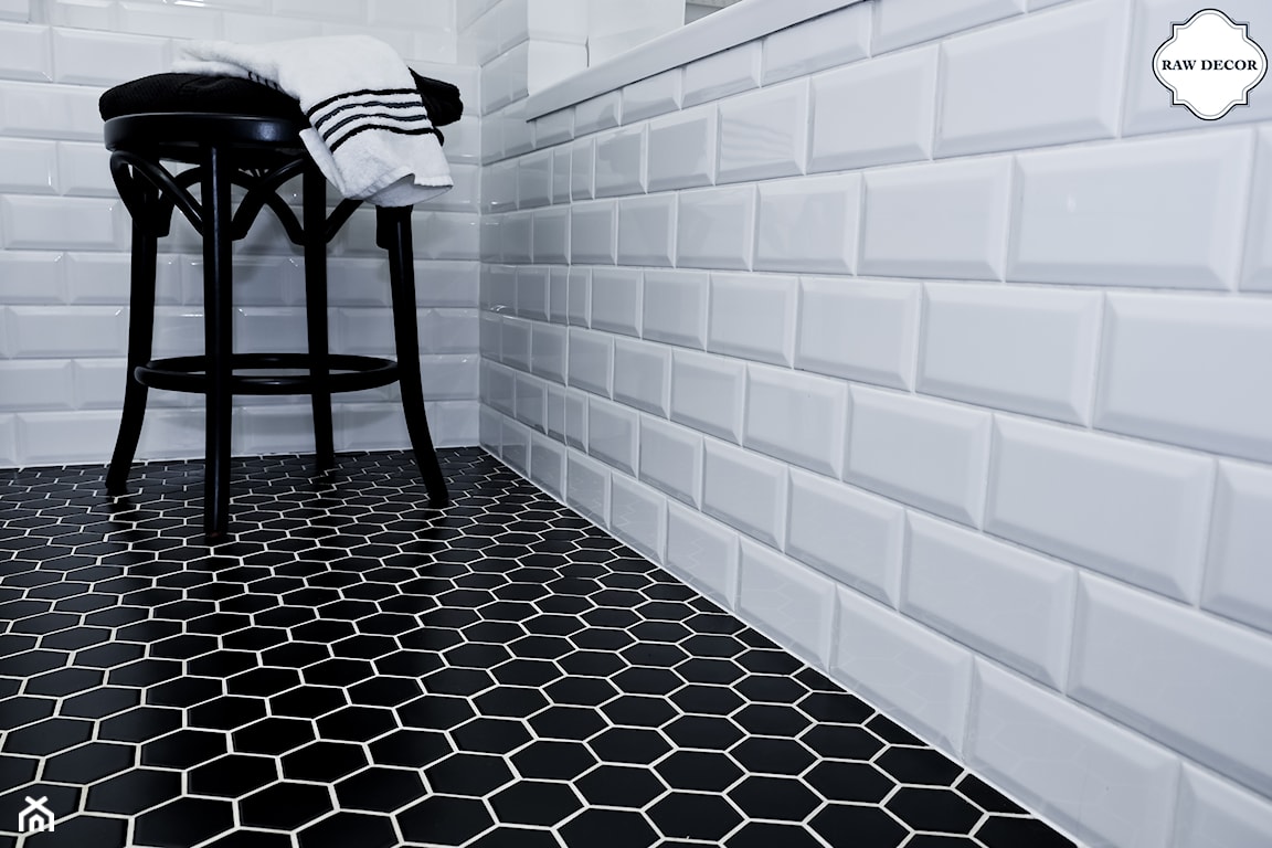 czarna mozaika na podłodze w łazience