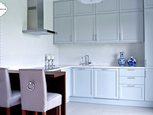 Realizacja kuchni - Mini cegiełka, biała, szkliwiona - Mała otwarta z kamiennym blatem biała z zabudowaną lodówką z podblatowym zlewozmywakiem kuchnia w kształcie litery l, styl glamour - zdjęcie od Raw Decor